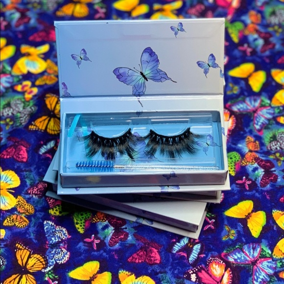 Lashes - Picture 2 of 3